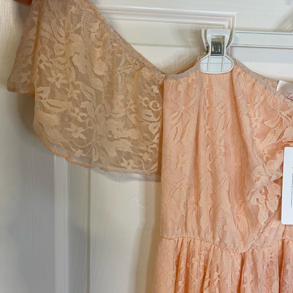 Elegant Peach Lace maternity Dress - Picture 2 of 7